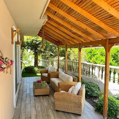 Beachside Garden With Spacious Private Garden In Villa Çeşme