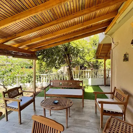 Villa Beachside Garden With Spacious Private Garden In Çeşme