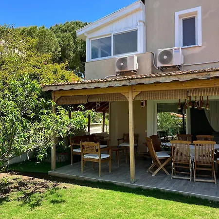 Beachside Garden With Spacious Private Garden In Villa