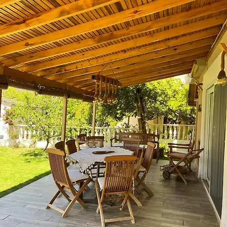 Villa Beachside Garden With Spacious Private Garden In