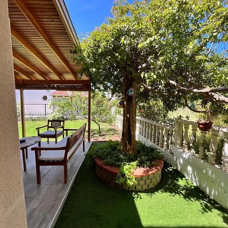 Villa Beachside Garden With Spacious Private Garden In Çeşme