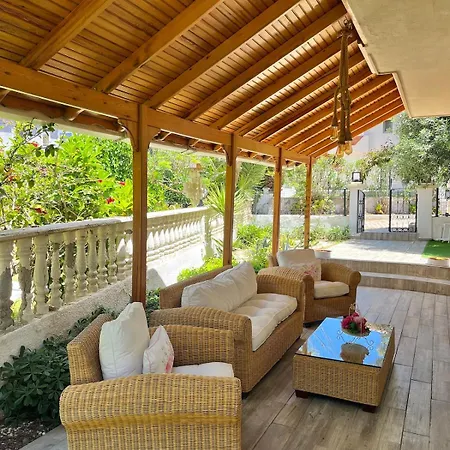Villa Beachside Garden With Spacious Private Garden In Çeşme
