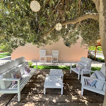 Villa Beachside Garden With Spacious Private Garden In Çeşme
