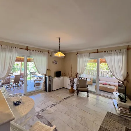 Beachside Garden With Spacious Private Garden In Villa *